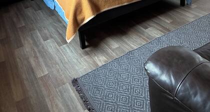 Cozy private entire home in Stettler.
Walking distance to commercial areas.