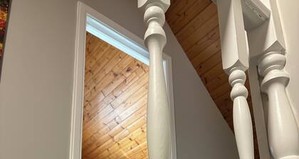 Cozy private entire home in Stettler.
Walking distance to commercial areas.