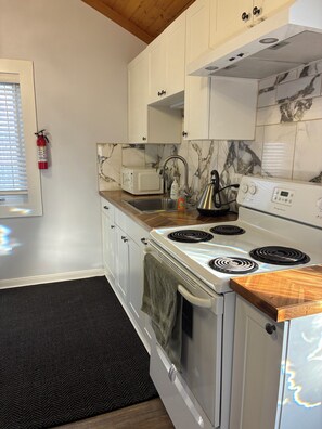 Private kitchen - Cozy private entire home in Stettler.
Walking distance to commercial areas. (Stettler)