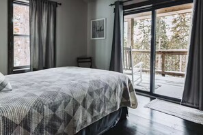4 bedrooms, free WiFi, bed sheets, wheelchair access - Spacious 4 Season Mountain Cabin w/hot tub in Lead--Main Level Entry & Living (Lead)