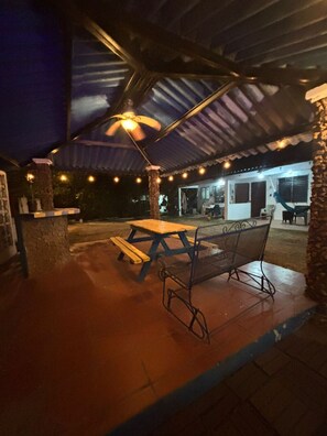 Outdoor dining - Rustic Cozy Cabana in Panama | Beach Escape (Nueva Gorgona)