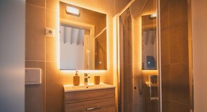 Shower, hair dryer, towels, soap - Mountain View Apartment with Jacuzzi & Pool Benilde Village House, Azores (Açores)