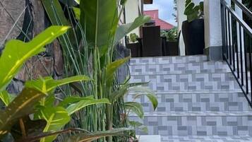 Dobbeltrom – deluxe, hageutsikt | Utvendig detalj