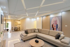 Appartement Deluxe, 3 chambres, balcon, vue ville | Coin séjour