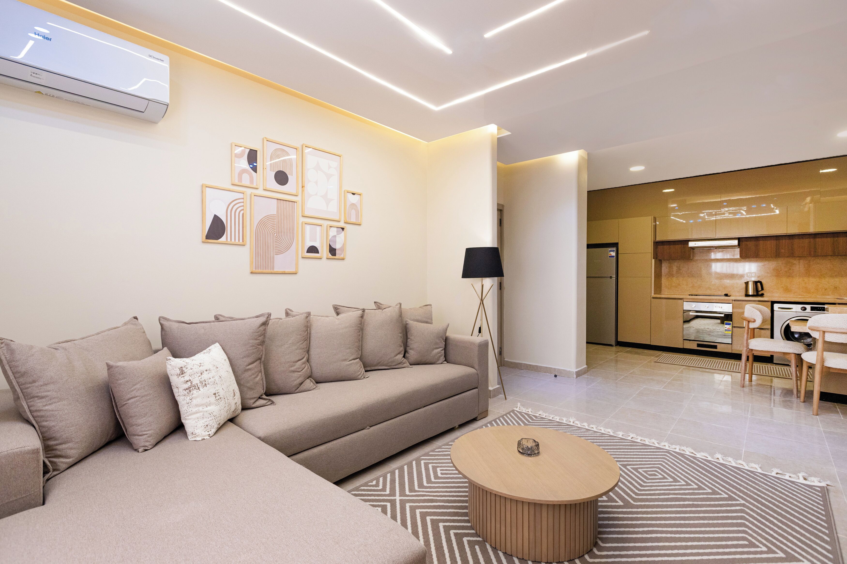 Departamento Deluxe, 2 habitaciones, balcón, vista a la ciudad | Área de sala de estar | Televisión LED de 65 pulgadas con canales vía satélite 