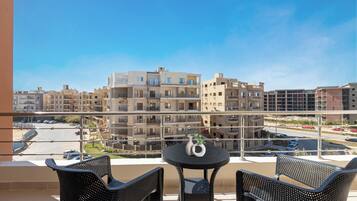 Deluxe Studio Suite, 1 King Bed, Balcony, City View | Terrace/patio