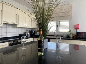 Microwave, oven, stovetop, dishwasher - Stunning Spacious Villa with Sea Views & Heated Private Pool - Puerto del Carmen (Tías)