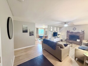 Smart TV, fireplace - Tranquil Retreat in Gig Harbor (Gig Harbor)