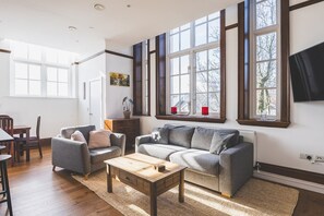 TV - Stylish Historic Acton Apartment (London)