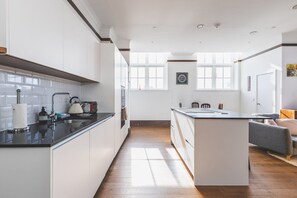 Fridge, microwave, dishwasher, coffee/tea maker - Stylish Historic Acton Apartment (London)