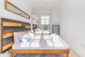 2 bedrooms, iron/ironing board, Internet - Stylish Historic Acton Apartment (London)