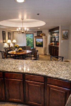 Dining - Creekside Gatlinburg Condo-Walk to Strip-Mountain view (Gatlinburg)
