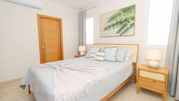 Iron/ironing board, travel cot, WiFi