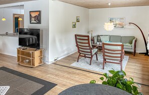 Living area - Beautiful home in Brovst with WiFi (Brovst)