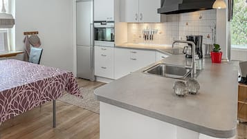 Coffee/tea maker, fridge, microwave, stovetop