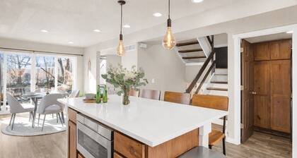 NEW Central 2BR/2.5BA w/ Sauna, Walk to Pearl St