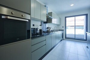 Fridge, microwave, oven, stovetop - Discover Casa: Stay in our 3-Bed Gem with Parking (Casablanca)