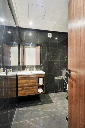 Shower, hair dryer, bidet, towels - Discover Casa: Stay in our 3-Bed Gem with Parking (Casablanca)