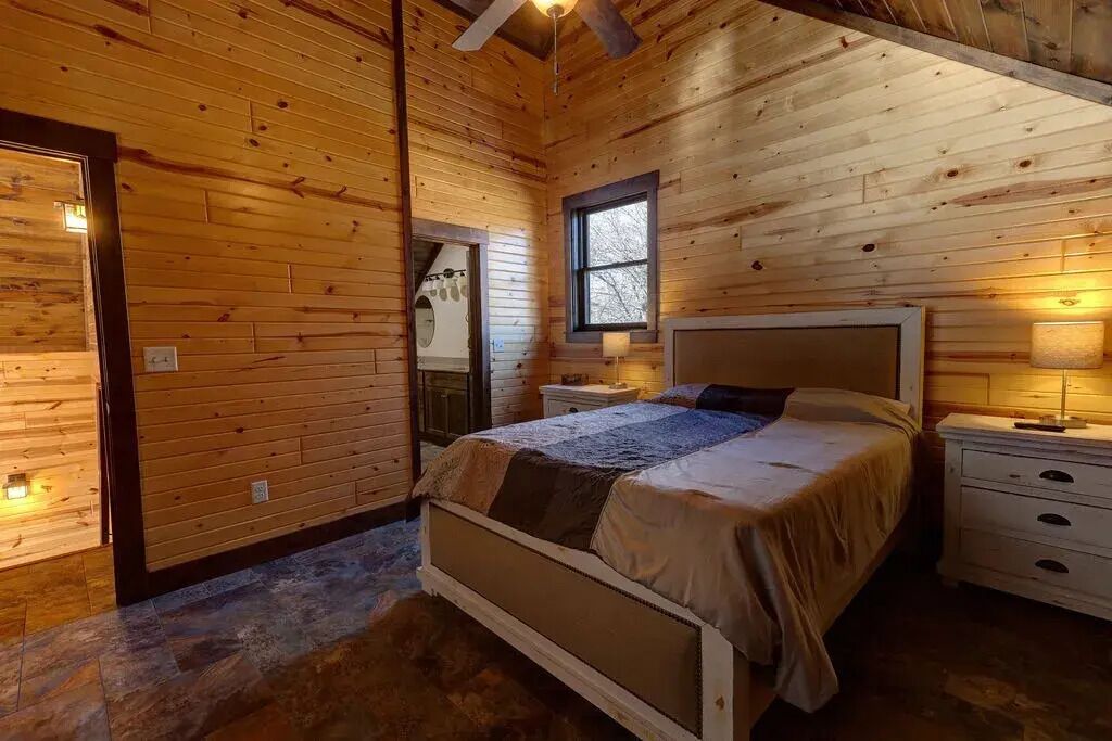 3 bedrooms, iron/ironing board, WiFi (free), bed sheets