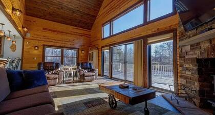 Moose Cabin - Secluded 12 Acre Cabin w/ Fishing Pond near Lake Shelbyville