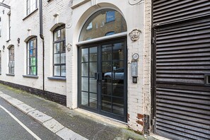 Exterior detail - Modern Camden Town Apartment (London)