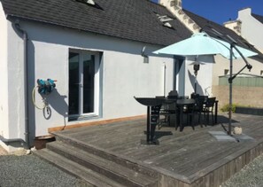 Outdoor dining - Sea view. In the center of Batz Island (Île-de-Batz)
