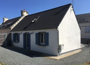 Exterior - Sea view. In the center of Batz Island (Île-de-Batz)