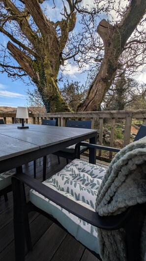 Outdoor dining - SruthanGlenCottage (Clifden)