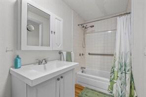 Hair dryer, towels, soap, shampoo - Private Hilo Oasis: Steps to Bayfront Cafes | 2 BR (Hilo)