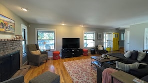 Smart TV, fireplace, DVD player, books - 4Bd Wine Country Vineyard Retreat + Pool + Hot Tub, a perfect relaxing getaway! (Santa Rosa)