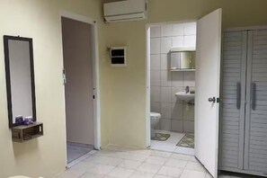 Regadera, toallas, jabón, papel de baño 