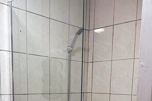 Regadera, toallas, jabón, papel de baño 