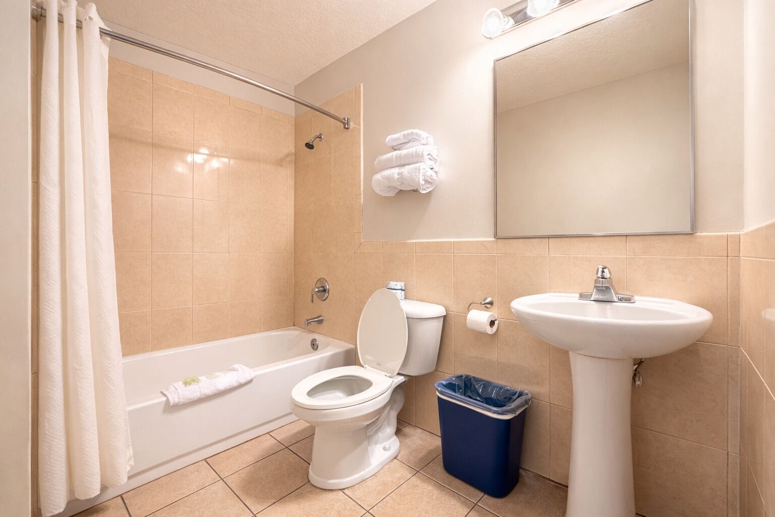 Bañera, toallas, jabón, shampoo