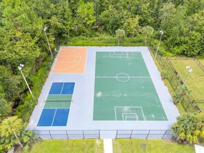 An outdoor basketball court surrounded by dense greenery. - Modern Family Studio - 6 mins from Disney, Pool + Free Parking (Kissimmee)
