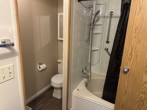 Hair dryer, towels, soap, toilet paper - Hunt Lodge B&B on private rolling 80 acre farm (Parkland County)