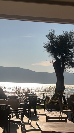 Outdoor dining - Charming 1-bedroom apartment with a beautiful view of the bay in vibrant Vlora (Vlorë)
