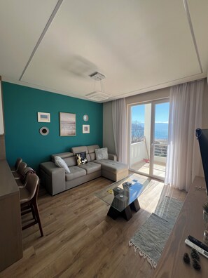 Living area - Charming 1-bedroom apartment with a beautiful view of the bay in vibrant Vlora (Vlorë)