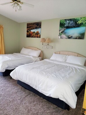 7 bedrooms, WiFi, bed sheets - 7 Bedroom - 5 Bath Lakefront (Climax Springs)