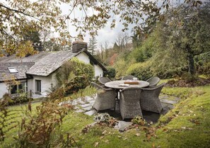 Outdoor dining - Poppy Cottage - Coniston - Pass the Keys (Coniston)