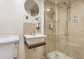 Shower, hair dryer, towels - Poppy Cottage - Coniston - Pass the Keys (Coniston)