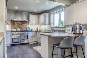 Fridge, oven, dishwasher, coffee/tea maker - Gorgeous Bosham Family Home w Garden - Pass the Keys (Chichester)