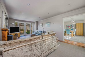 TV - Gorgeous Bosham Family Home w Garden - Pass the Keys (Chichester)