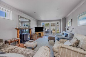 TV - Gorgeous Bosham Family Home w Garden - Pass the Keys (Chichester)