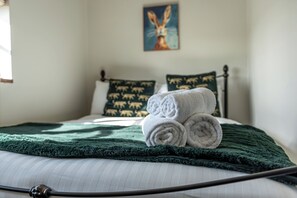 5 bedrooms, iron/ironing board, free WiFi, bed sheets - Spacious 4-Bed in Peaceful Market Drayton - Pass the Keys (Lockleywood)