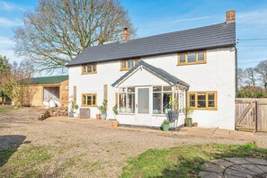 Exterior - Spacious 4-Bed in Peaceful Market Drayton - Pass the Keys (Lockleywood)