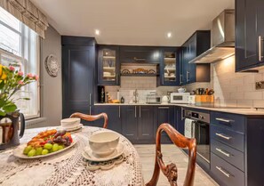 Private kitchen - Holly Cottage - Charming Retreat in Coalbrookdale - Pass the Keys (Telford)