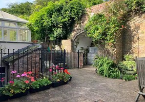 Property grounds - Holly Cottage - Charming Retreat in Coalbrookdale - Pass the Keys (Telford)