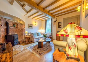 Living area - Holly Cottage - Charming Retreat in Coalbrookdale - Pass the Keys (Telford)