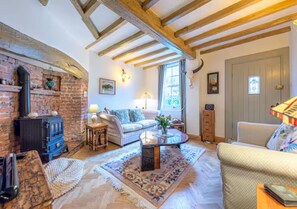 Living area - Holly Cottage - Charming Retreat in Coalbrookdale - Pass the Keys (Telford)