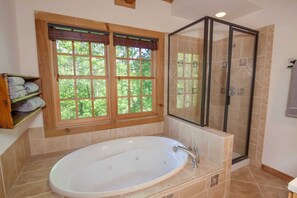 Shower, towels, toilet paper - Nature's Nest Bungalow (Seven Devils)